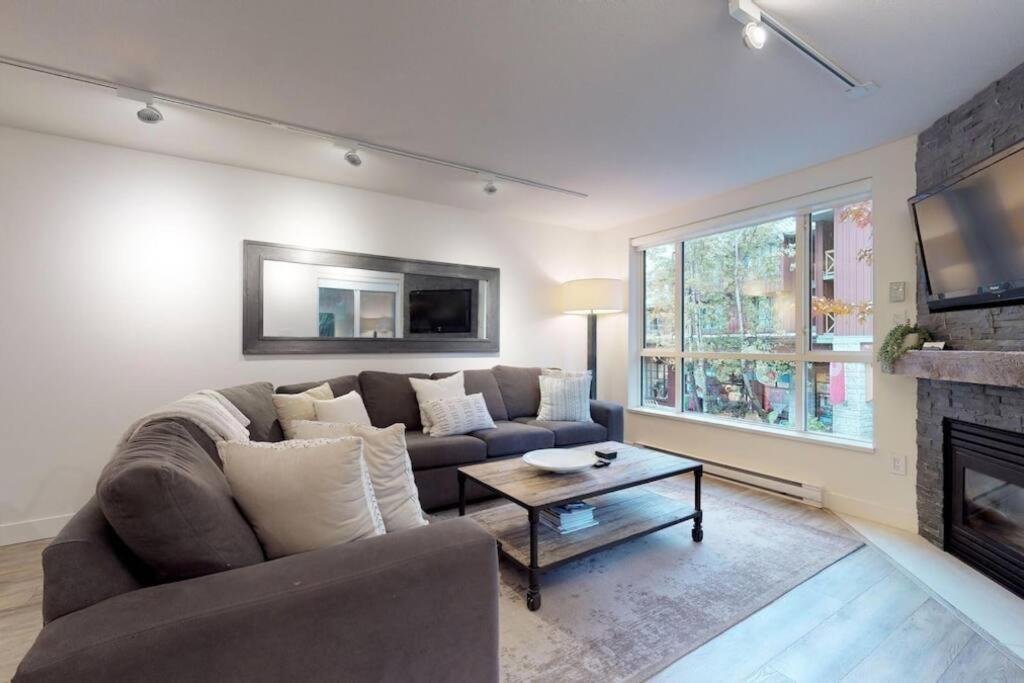 Bear Lodge, Whistler Village - Spectacular Location On Village Stroll, Designer Remodel 외부 사진